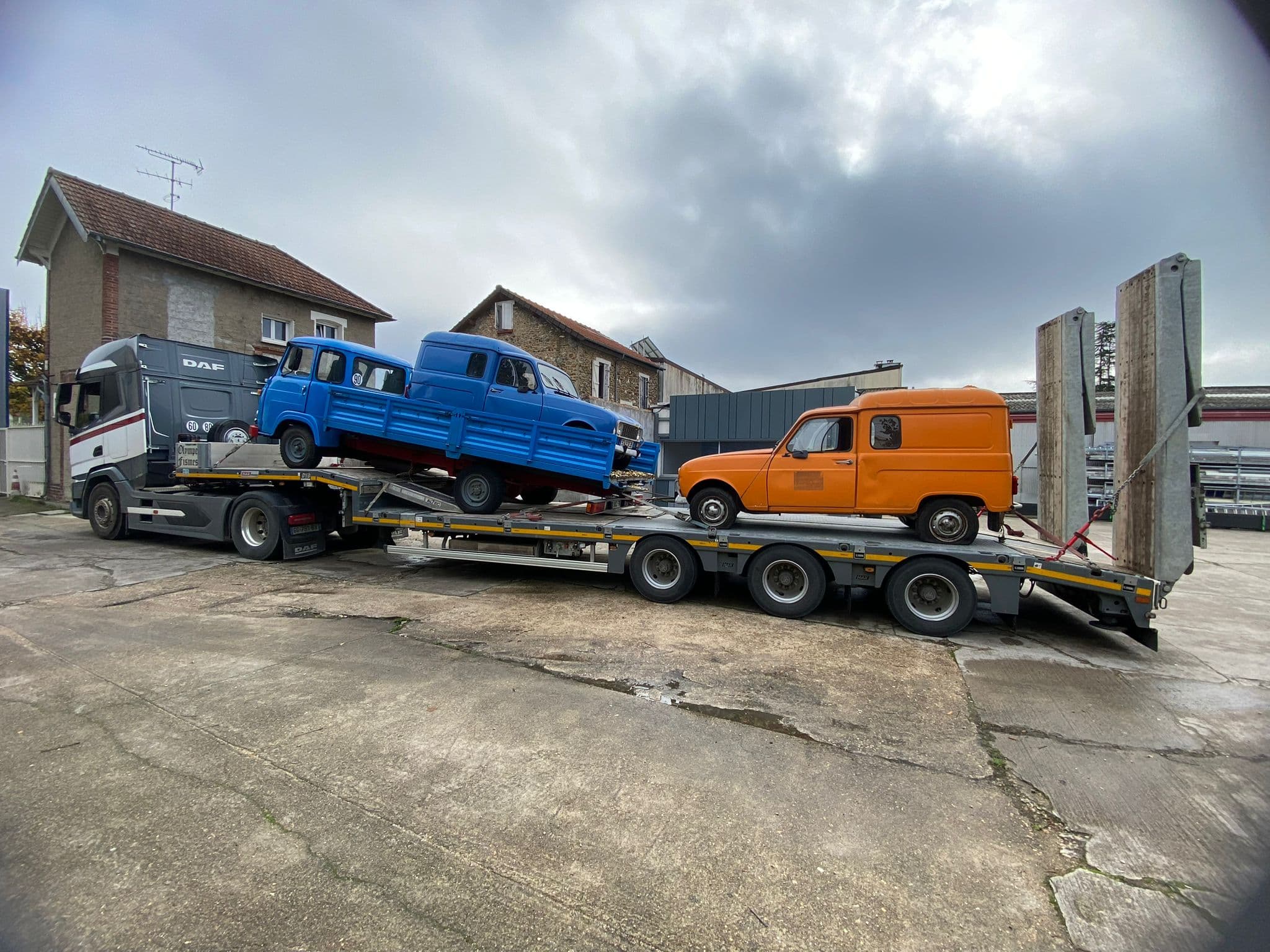 Épaviste avec plusieurs véhicules